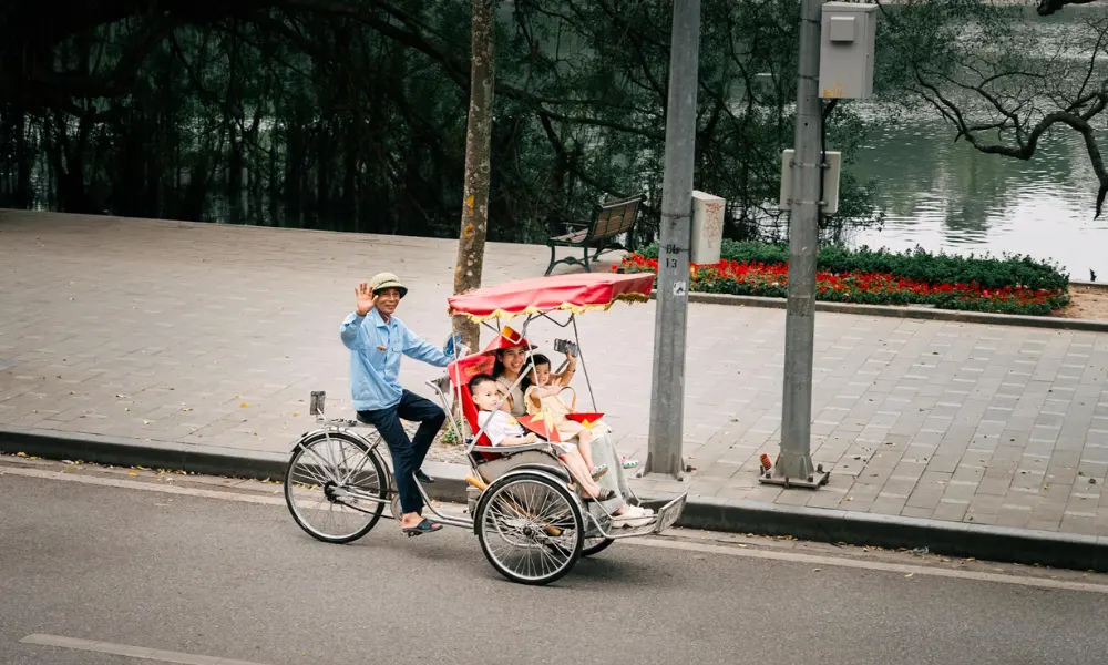 Dar um passeio de ciclo pelo lago Hoan Kiem