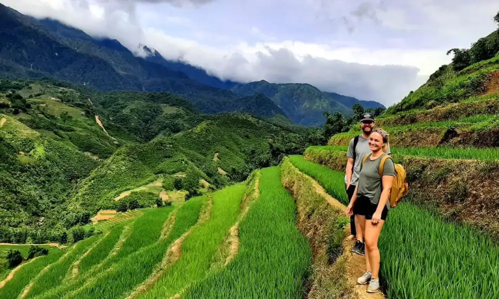 Fazer trekking com a vista de campos de terraço em Sapa